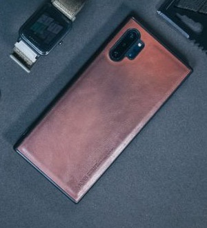En smartphone i et brunt læder-cover