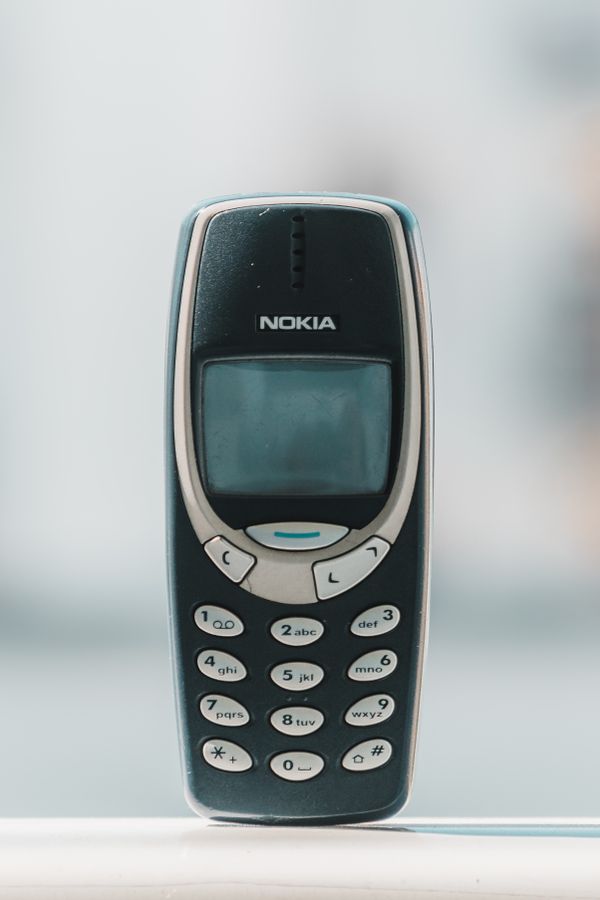 En klassisk mobiltelefon med taster
